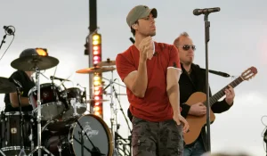 Enrique Iglesias stars in unexpected kiss with a fan