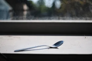 What's the use of putting a spoon in the window: the trick you didn't expect