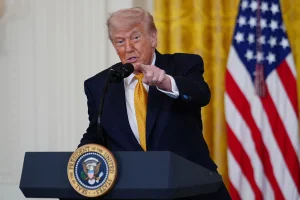 Trump warns that, if Mexico doesn't do its job against drugs, Washington will take care of it