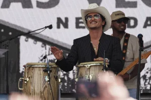 Bruno Mars joins his voice to the mariachi in “Lo Arriesgo Todo”, his new song in Spanish