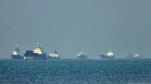 Iran threatens to block the Strait of Hormuz to US allies