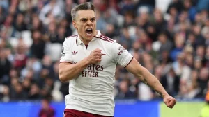 Arsenal takes a firm step towards Premier League championship in controversial final against West Ham