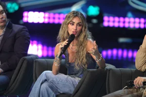 Anahí stars in strong fall during her training