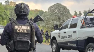 Armed men ambush police officers in Michoacán, leaving 6 officers and a civilian injured