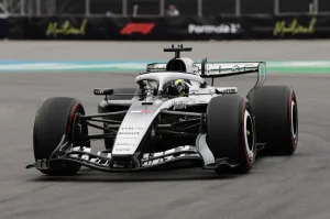 Checo Pérez abandons his first race since his return to F1
