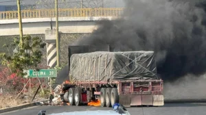 Operation in Colima, western Mexico, leaves one dead, police injured and blockades with burning trailers