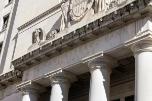 FED report reveals how high inflation is putting pressure on American consumers