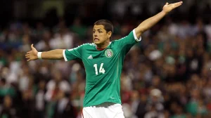 Chicharito Hernández put on the “green” and gets on the Tricolor support boat