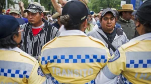 Teachers and families of missing people collapse access to the Azteca Stadium