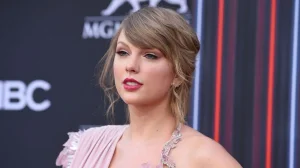 Taylor Swift surprises with a performance at the “Toy Story 5” premiere in Los Angeles