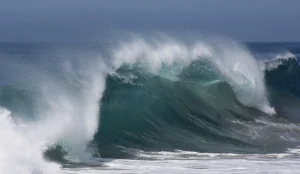 Authorities recover the body of a girl swept away by waves in Orange County