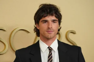Jacob Elordi generates controversy for his reaction to a fan who asked him for a photo