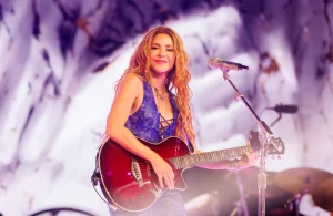 Shakira starts her US tour strong.