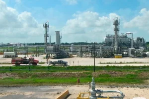 Oil reserves hit their lowest level in 43 years as Trump seeks to contain the rise in fuel prices