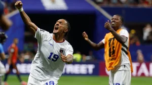 President of Cape Verde congratulates his team for the draw against Spain