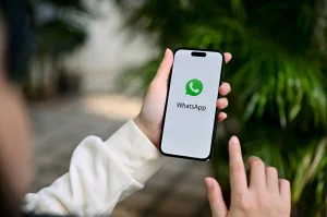 What does it mean when a person does not respond on WhatsApp or is late, according to psychology