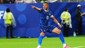 Mbappé does not give up: he signs a double, equals Klose and approaches Messi's record in the World Cup