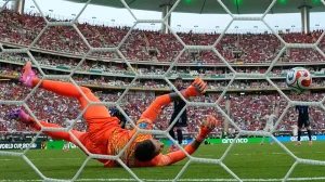 Uruguay, with another error by goalkeeper Muslera, was left out of the World Cup after losing to Spain: 0-1
