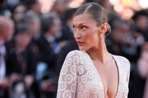 Bella Hadid suffers a new relapse of Lyme and tells it through tears on Instagram