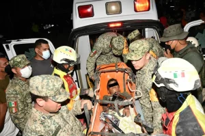Mexican Army rescues a 9-year-old boy alive from the rubble in Venezuela