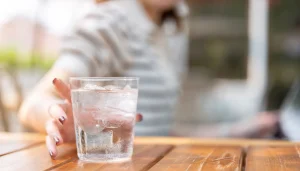 Drinking cold water when eating can disturb digestion, since it modifies some functions of the stomach