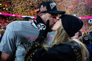 They report that Taylor Swift and Travis Kelce got married civilly in Tennessee