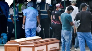 “I'm afraid of what I'm going to see in there”: this is the improvised morgue in La Guaira where the corpses accumulate