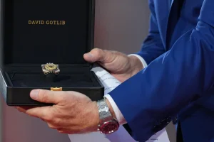 Belgian jewelers present Donald Trump with an impressive ring full of diamonds