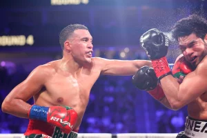 David Benavídez is praised by Floyd Mayweather Jr.