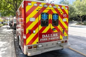 A young woman trapped for days in a Dallas ravine is rescued alive: she survived the extreme heat and mud