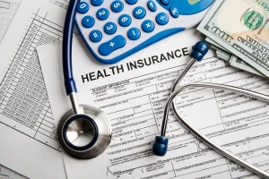 What are the states where people spend the most and least on health insurance?