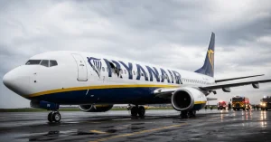 Terror on a Ryanair flight: a window fell off and a passenger was left with his head outside the plane