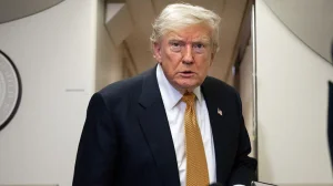 Trump reestablishes the blockade of Iranian ports and imposes a 20% surcharge on cargo transiting the Strait of Hormuz