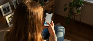 “Text Thumb”: When your hands hurt from texting and scrolling