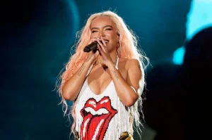 Karol G plays a funny joke on Becky G in a dynamic with “Elle”