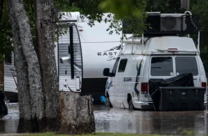Pipeline more than 100 years old collapses and floods West Hollywood; leaves a huge hole