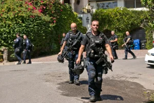 Between gunshots, fire and one death, entrenchment ends in Los Angeles