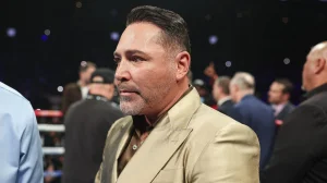 Óscar de la Hoya defends Opetaia and attacks Dana White again