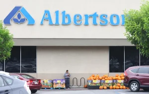 Supermarket chain expects a drop in sales due to reduced consumer spending